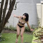 「来年もグラビア頑張りたいです♡」 楠偉音、冬の陽だまりで魅せる“黒ビキニ”の圧倒的プロポーション！