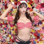 「クリスマスってもう終わりました？」 松本みいな、色鮮やかな花々に囲まれた“ギンガムチェックサンタ”が可愛すぎる！