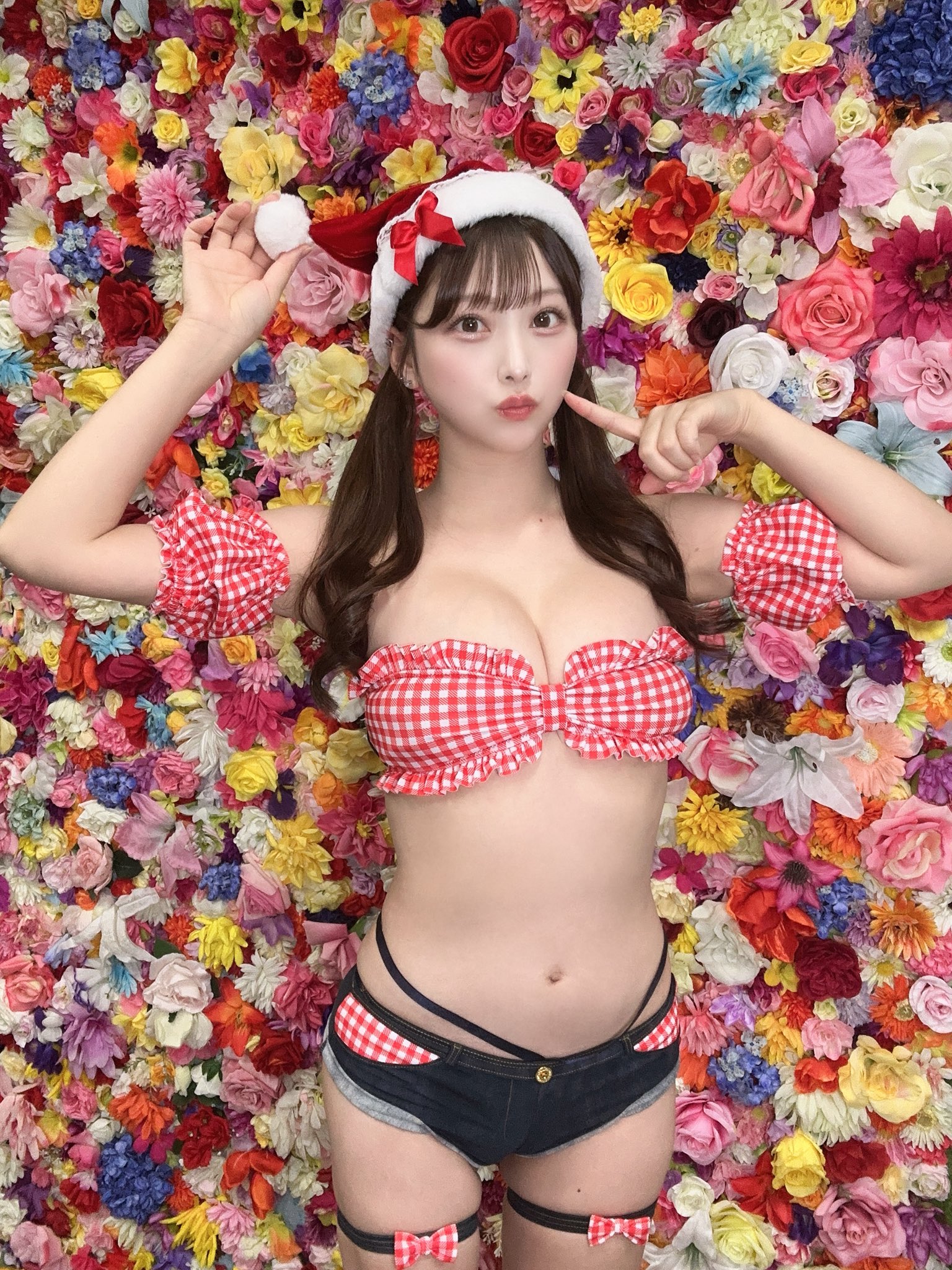 「クリスマスってもう終わりました？」 松本みいな、色鮮やかな花々に囲まれた“ギンガムチェックサンタ”が可愛すぎる！