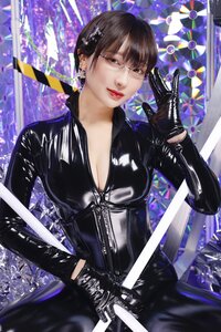 「極上のてかりっ！」 美南ナミ、漆黒のラバースーツで放つ“サイバー美”にファン驚嘆！