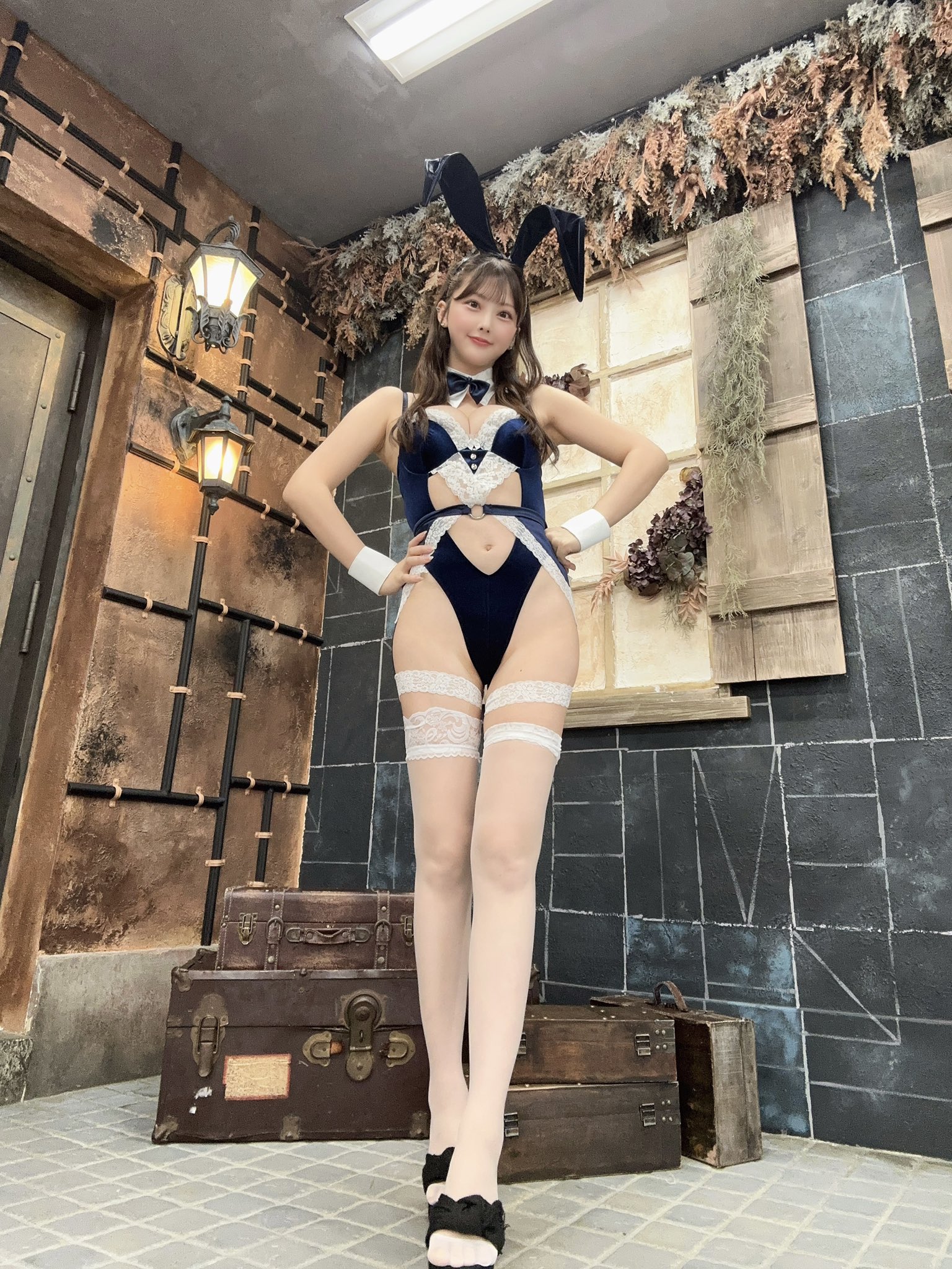 「おはにゃん🐰バニーさんだよ♡」 松本みいな、超絶脚長スタイルの“紺色バニー”姿で朝からファンを魅了！