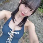 「本日もお納めください」 SKE48・佐藤佳穂、破壊力抜群の“フロントレースアップ”水着でファンを圧倒！