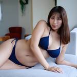 「1/1〜新しいファンクラブを」 爽香、新展開への期待高まる“紺色ビキニ”の艶姿を披露！