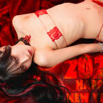 「生まれました。2026年の抱負は新しいことに挑戦していく」 鳴上なごね、生誕&新春を祝う“情熱の赤レース”ショットを披露!