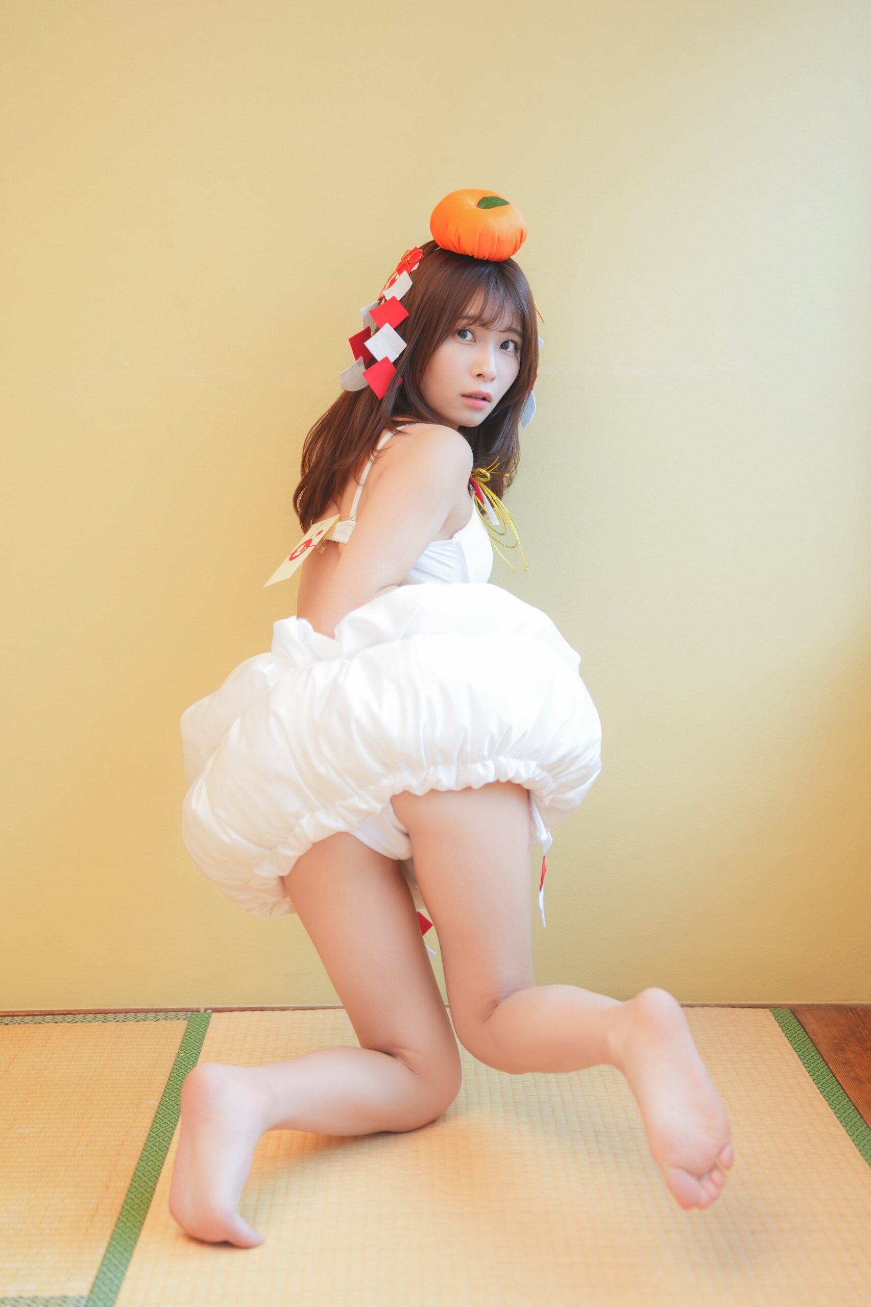 「鏡餅🍊」 三田のえ、ふんわり真っ白な“鏡餅コスプレ”で魅せる、究極の「美尻」お正月ショット！