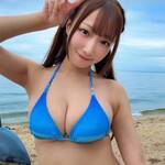 「2026年初水着投稿👙」 小日向ななせ、澄み渡る青い海をバックに“王道ブルービキニ”で最高のピースサイン！