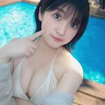 「おもちみたいなほっぺです」 大塚杏奈、プールサイドで魅せる“白肌美バスト”と至近距離のぷにぷにスマイル！