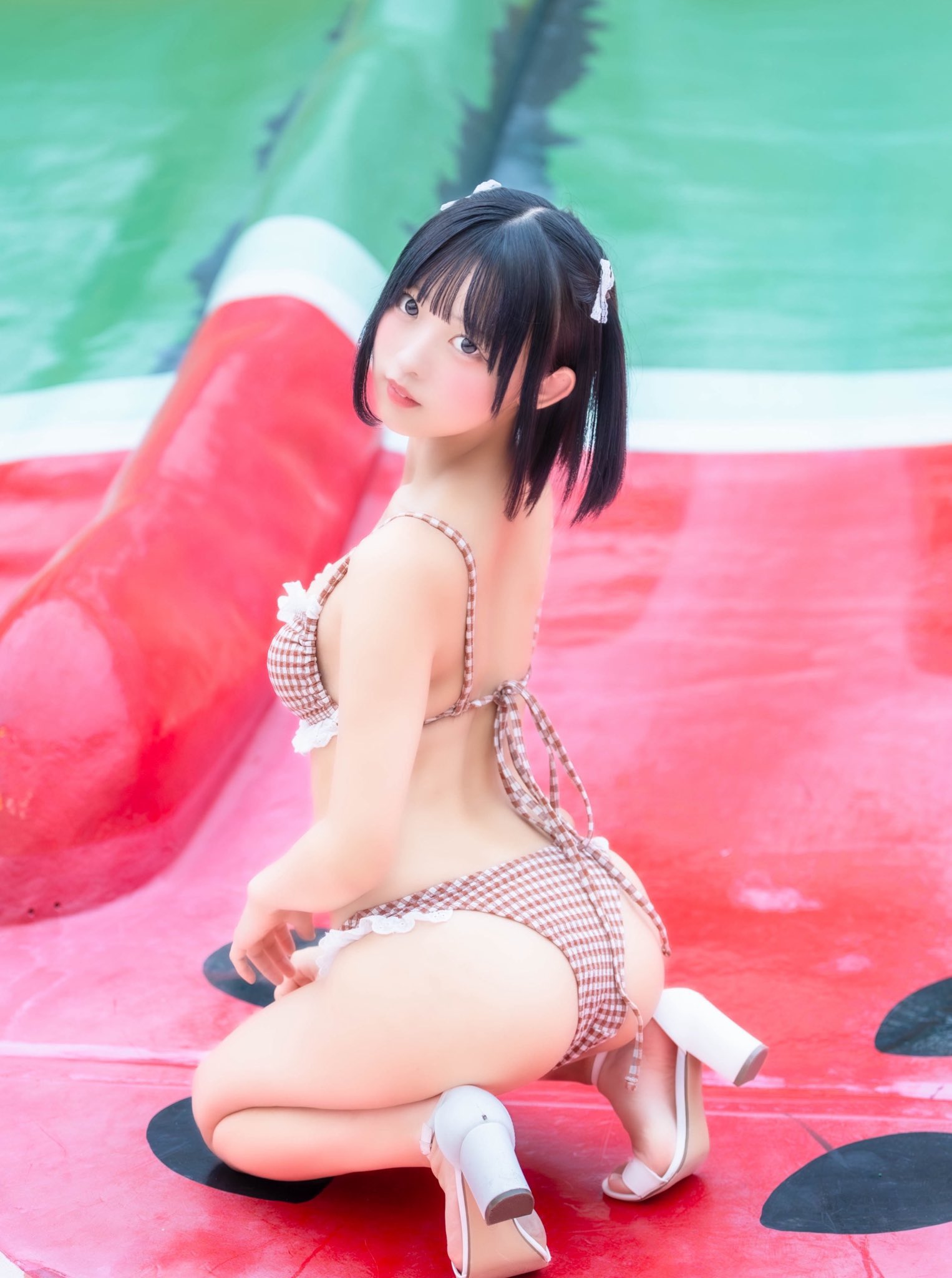 「もうすぐ19歳なっちゃう🥲」 琴雛ひな、スイカ柄の上で魅せる“究極のバックショット”にファン驚愕！