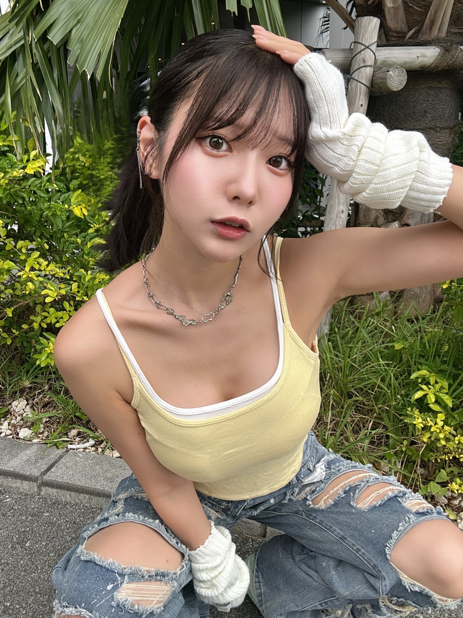 「ギャルゆい補充！✌🏻💖」 奥ゆい、ダメージデニム＆ルーズソックス風アームカバーで魅せる最新“ストリート・セクシー”！