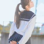 「この丈は校則違反ですか？」 江口いちご、夕暮れのセーラー服姿で魅せる“究極のチラリ”バックショット！