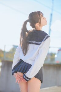 「この丈は校則違反ですか?」 江口いちご、夕暮れのセーラー服姿で魅せる“究極のチラリ”バックショット!