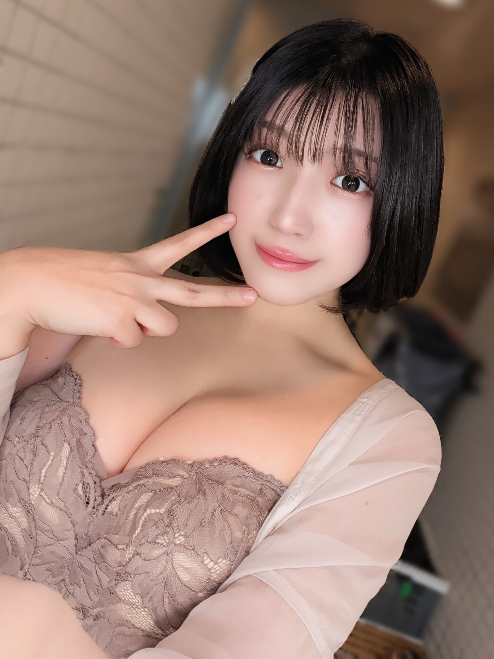 「おもちみたいなほっぺです」 大塚杏奈、白ビキニ姿の“指ぷに”ショットで魅せる、究極の癒やし系マシュマロボディ!