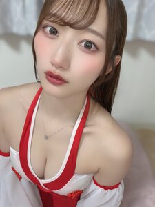 「こんにちわ\\\(۶•̀ᴗ•́)۶////」 信野樹奈、紅白の華やか衣装で魅せる“至近距離の透き通る美貌”と艶やかデコルテ!