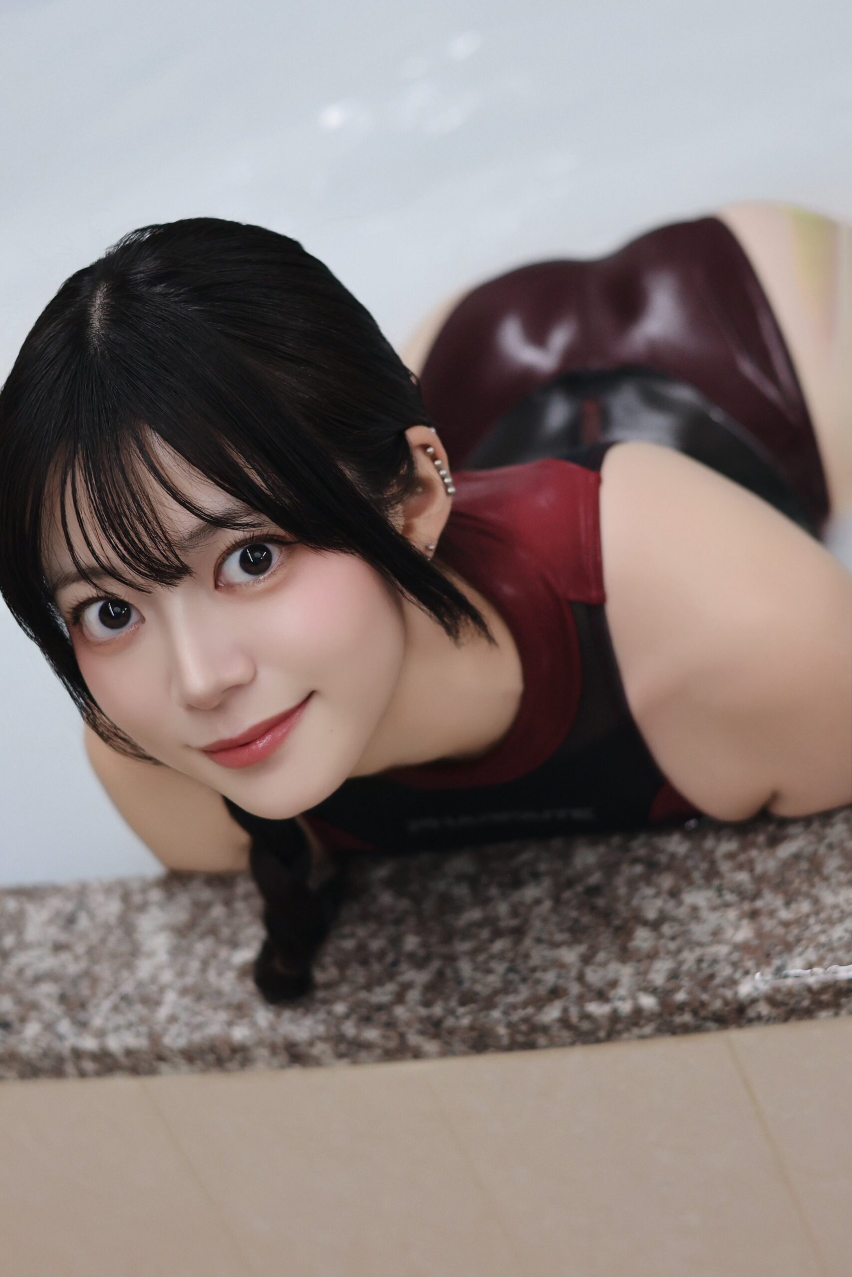 「なんか見えた？」 栗原もみじ、光沢競泳水着で魅せる“誘惑のローアングル”と美ヒップライン！