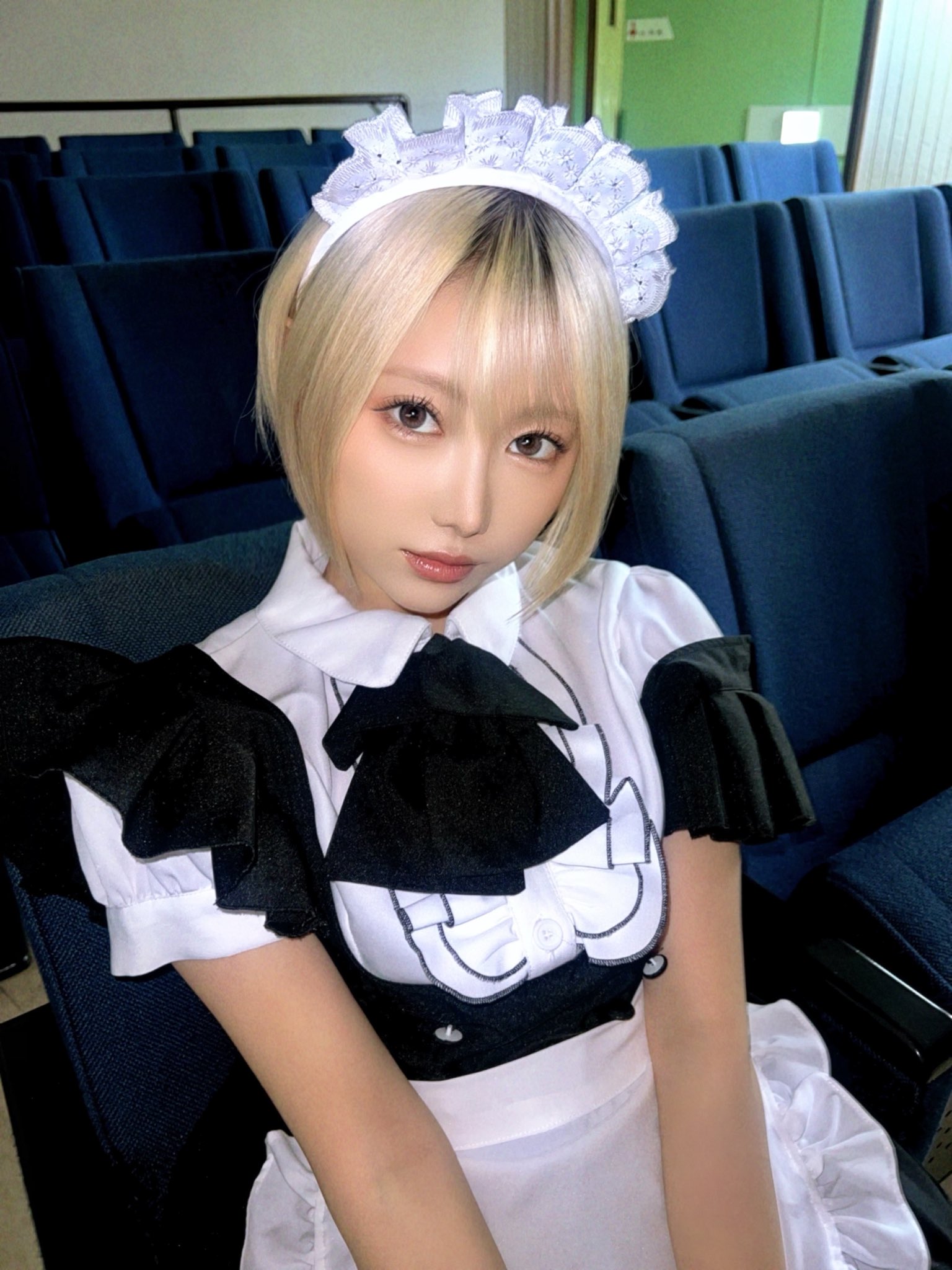 「一緒に映画でもいかがです?」 篠崎こころ、映画館に舞い降りた“金髪美少女メイド”姿にファン悶絶!