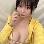 「ニプレスが少しはみだしてるのは…」 蒼山みこと、黄金の極小ビキニで魅せる“限界突破”のアンダーバスト！