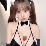 「食べる?」 音羽美奈、胸元にイチゴを添えた“禁断のバニー姿”で魅せる至高のドール系美ボディ!