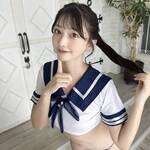 「人生全BETしてみない？」 松本みいな、究極の“へそ出しセーラー服”で見せる、あざと可愛いウィンクと美ボディ！