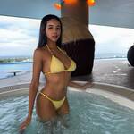 「一緒に入るー？」 潮崎まりん、夕暮れのジャグジーで魅せる“究極の小麦肌”とイエロービキニの官能美！