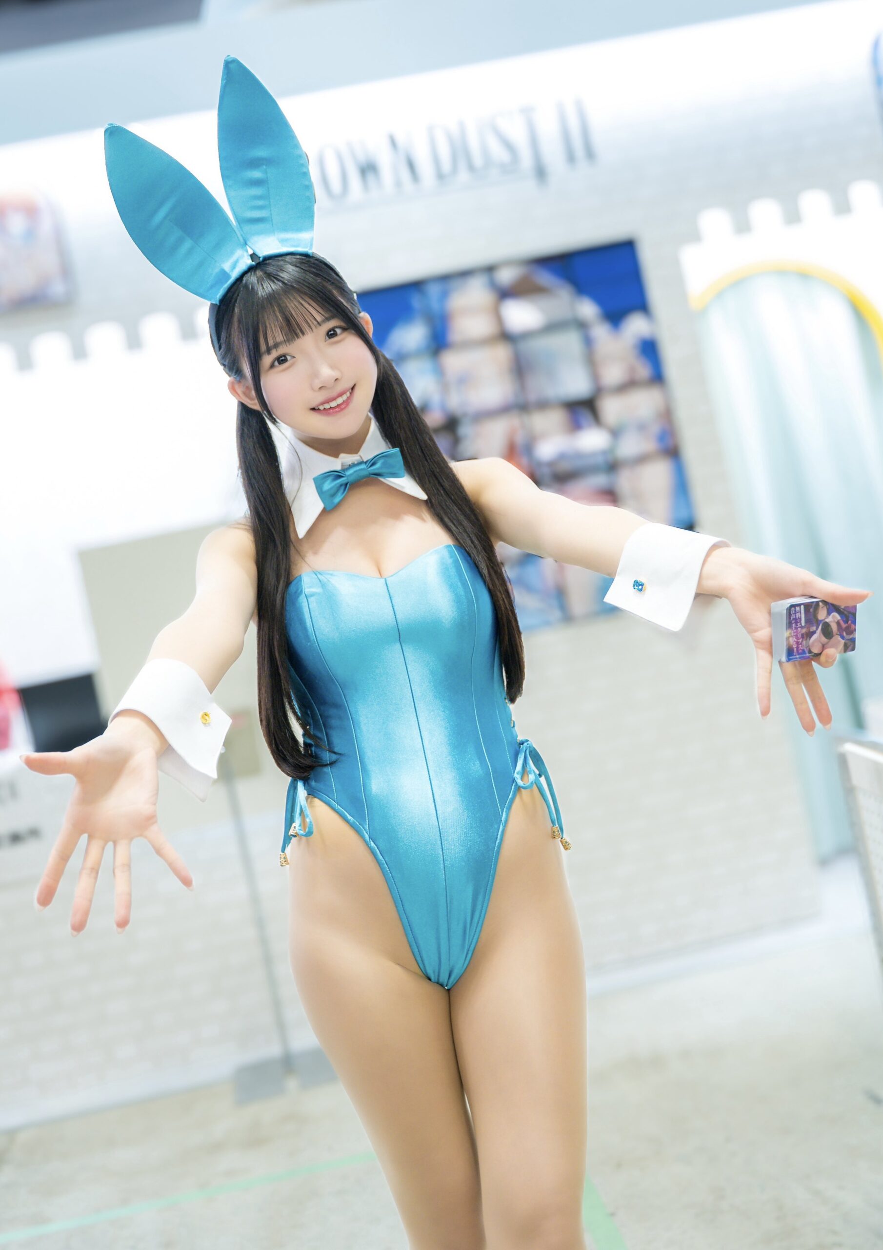 「ぎゅーする？」 五百木いお、鮮やかな“スカイブルーバニー”姿で両手を広げる神対応！会場を虜にした癒やしの微笑み