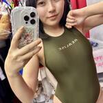 「自撮りは無加工派だけど苦手です」 丸井桜子、オリーブ色の“リアル競泳水着”で魅せる、嘘偽りのないスレンダー美ボディ！