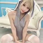 「うさちゃんだぞ」 倉坂くるる、垂れ耳フードの“パーカー風バニー”姿で魅せる、究極のあざと可愛さと美脚ライン！