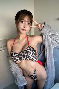 「ヒョウ柄水着」 チロルちゃん、大胆カットの“極小レオパード”で魅せる、圧巻の美バストと黄金比ボディ！
