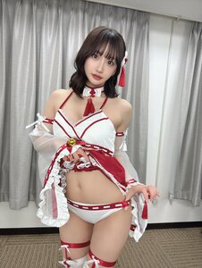 「ご利益あるかも？」 蒼羽もぐ汰、紅白の“巫女風バニー”姿で魅せる、究極のヘソ出しと透明感あふれる曲線美！