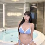 「最近ちょっと痩せました…🤏🏻♡」 宇佐美りな、高級スパで魅せる“究極の砂時計ボディ”と爽やかチェックビキニ姿！