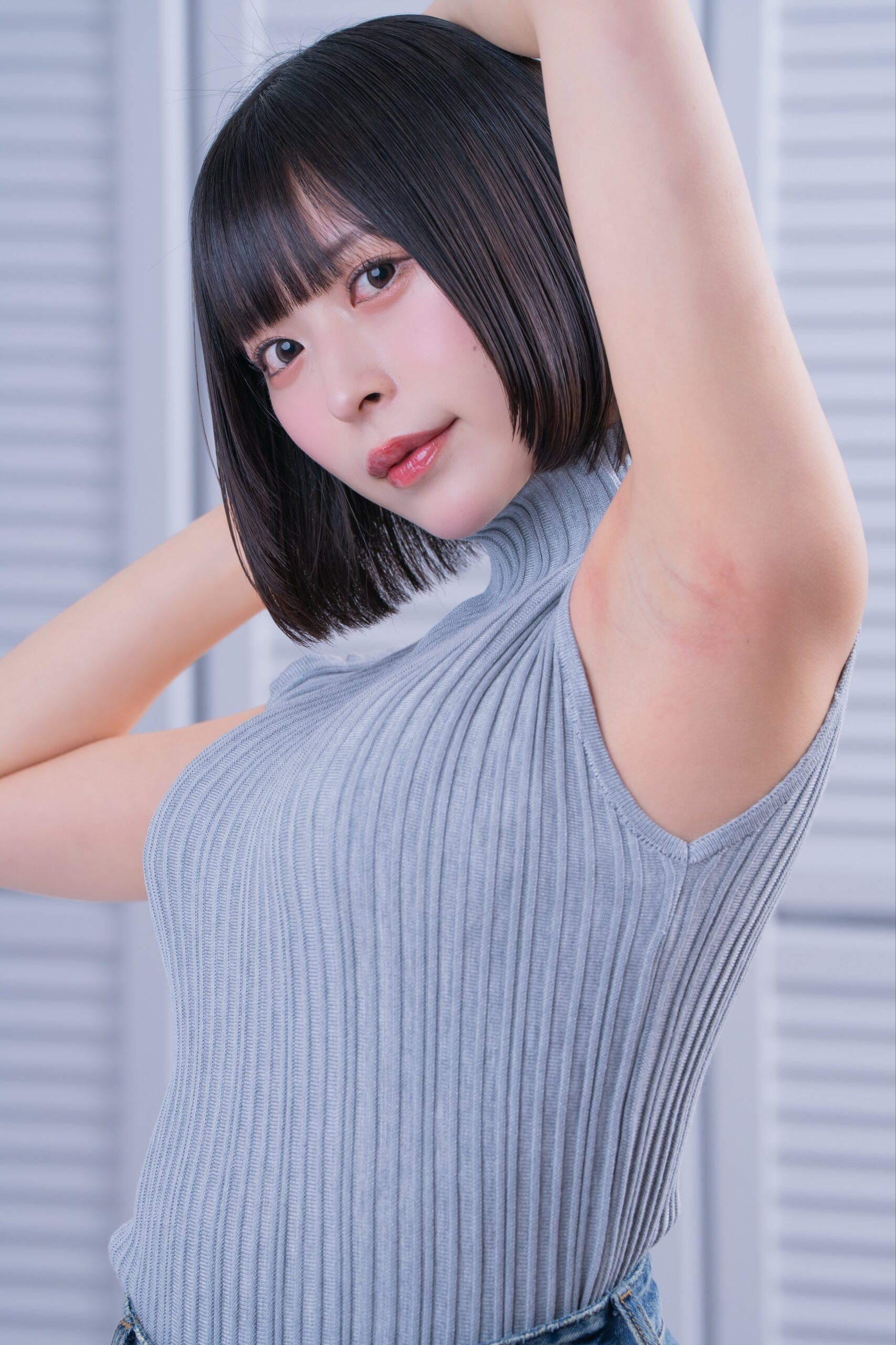 「ノースリーブ×ワキ＝❤️🔥」 柚乃りか、グレーのリブニットで魅せる“究極の曲線美”と、射抜くようなクール眼差し！