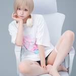 「ふーん？」 月海つくね、金髪ショート×オーバーサイズTシャツで魅せる、圧倒的なドール感と“絶対領域”の誘惑！