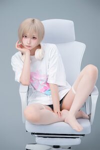 「ふーん？」 月海つくね、金髪ショート×オーバーサイズTシャツで魅せる、圧倒的なドール感と“絶対領域”の誘惑！