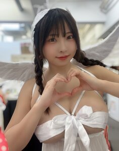 「君をしあわせにするため、舞い降りた🪽」 日下部ほたる、純白のリボンランジェリーと“本物の翼”で魅せる、癒やし度100%の天使グラビア！