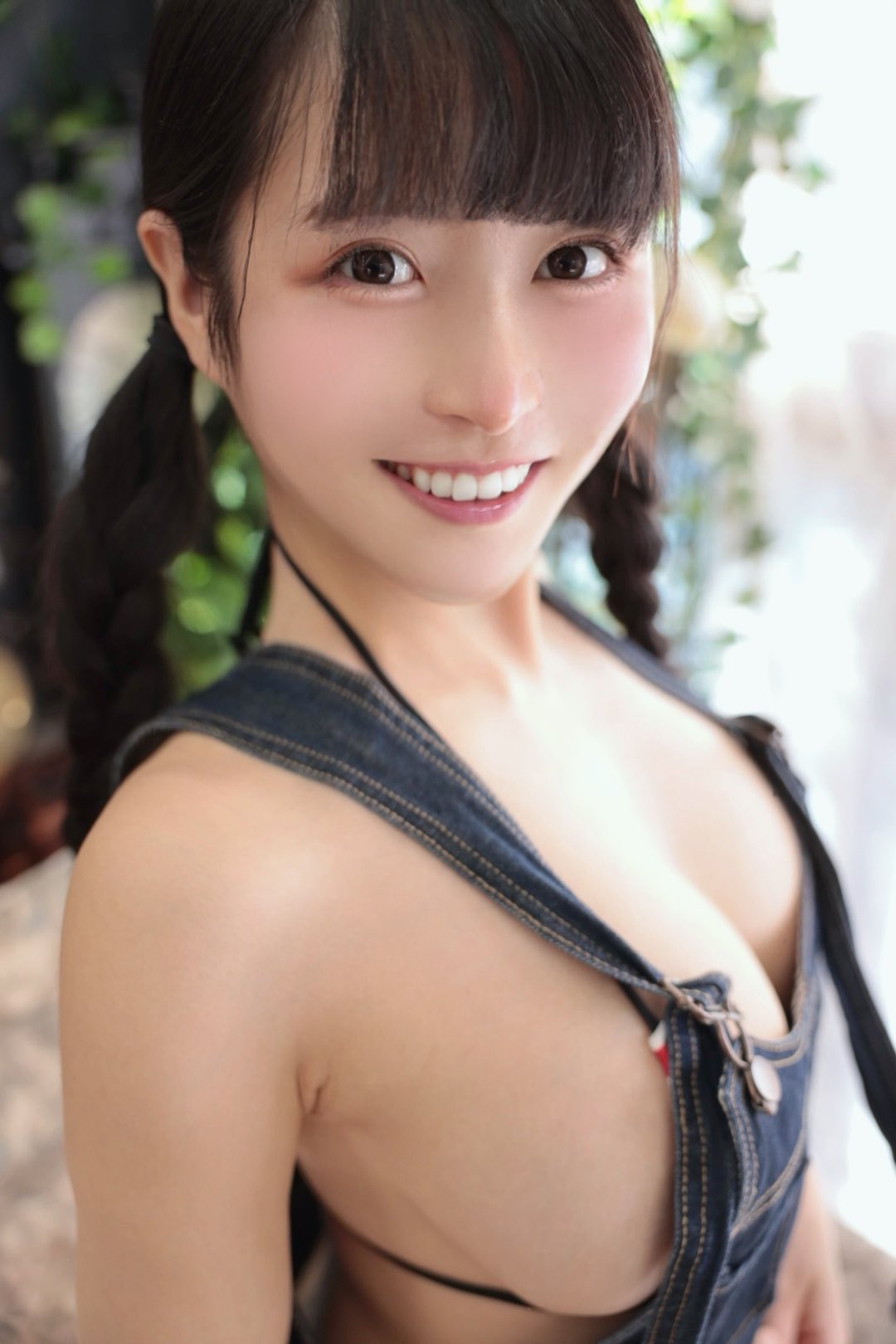 「絶妙横乳」 丸山りさ、デニムのオーバーオールから溢れ出す“メロン級”の曲線美！1/31イベントへ期待高まる衝撃ショット