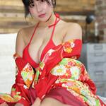 「脱ぎかけって…エッ…///」 朝野ナツ、真っ赤なビキニ×艶やか振袖で魅せる、究極の“はだけ美”と上目遣いの衝撃!