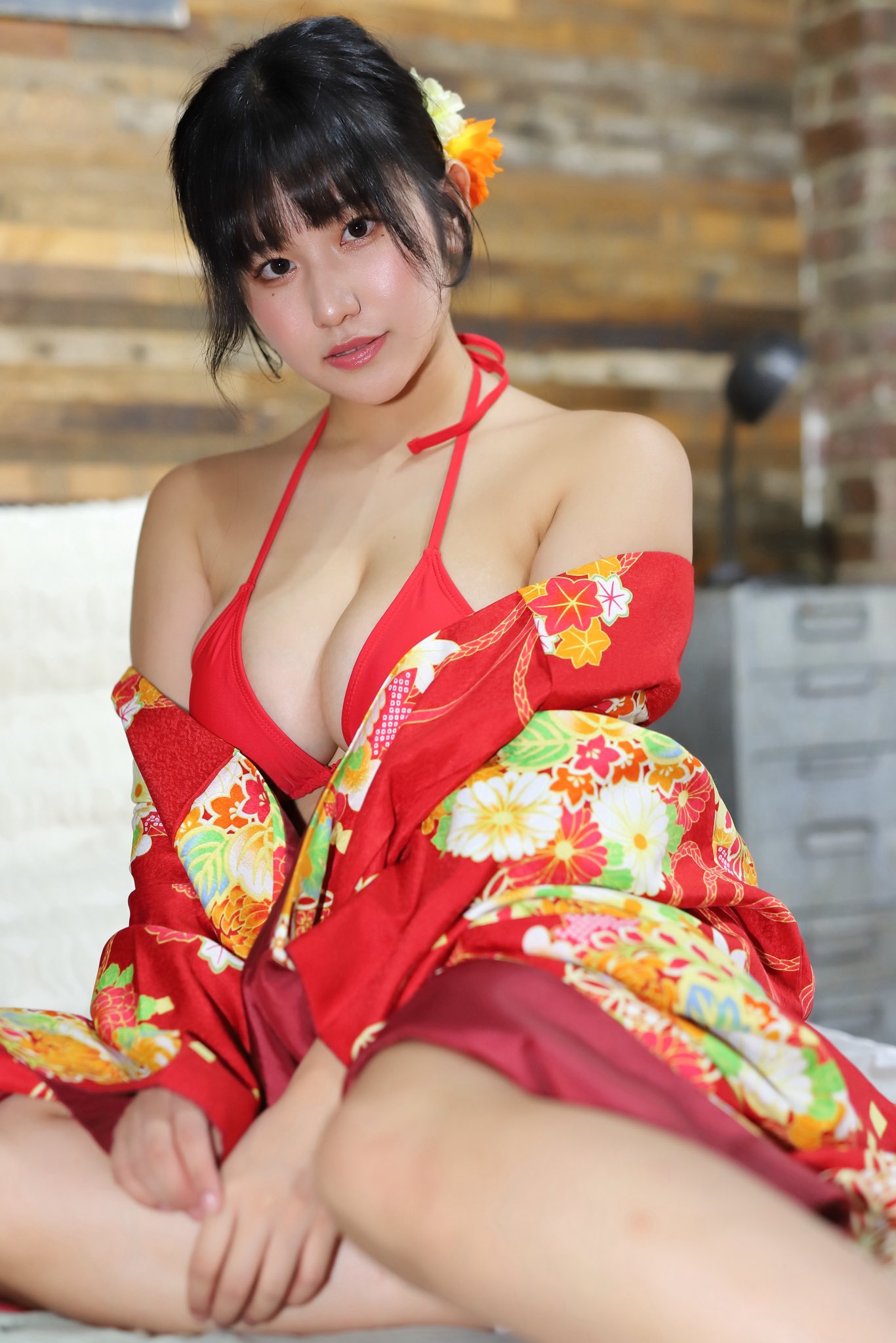 「脱ぎかけって…ｴｯ…///」 朝野ナツ、真っ赤なビキニ×艶やか振袖で魅せる、究極の“はだけ美”と上目遣いの衝撃！