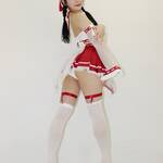 「振り返り巫女さん❤️」 叶野僾、超ミニスカ巫女コスプレで魅せる、至高の“美尻ライン”と白タイツの誘惑！