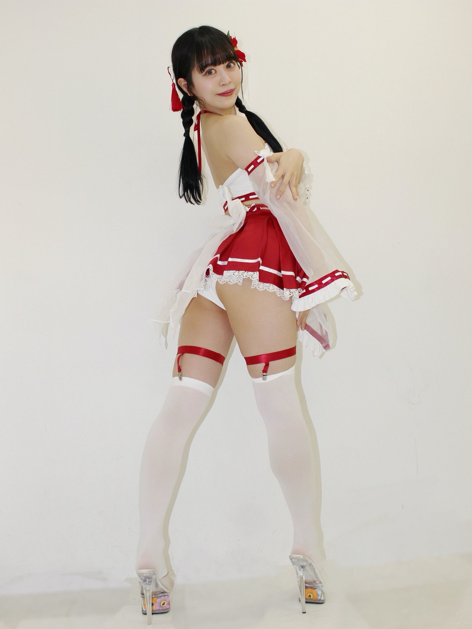 「振り返り巫女さん❤️」 叶野僾、超ミニスカ巫女コスプレで魅せる、至高の“美尻ライン”と白タイツの誘惑!