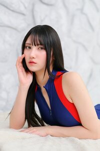 「もうすぐ19歳の透明感🫧」 田島怜華、ネイビー×レッドの競泳水着で魅せる、瑞々しい美貌と吸い込まれるような瞳の誘惑！