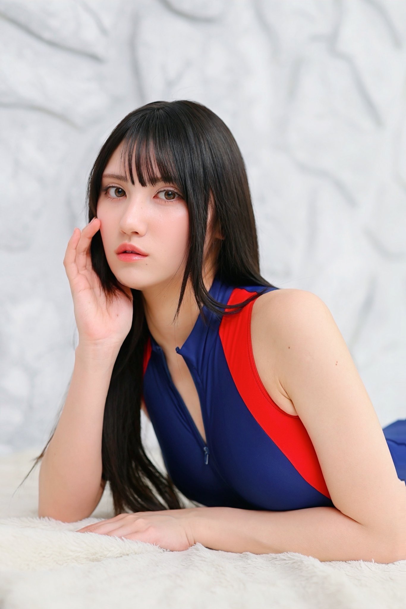 「もうすぐ19歳の透明感🫧」 田島怜華、ネイビー×レッドの競泳水着で魅せる、瑞々しい美貌と吸い込まれるような瞳の誘惑!