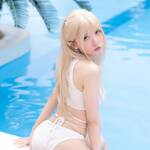 「誰かに刺され〜!」 くろうさぎ、純白のクロスビキニで魅せる“究極のヒップライン”と北欧の妖精のような透明感!