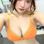 「前ならえ日本代表」 佐伯澪、オレンジの鮮やかビキニで魅せる、至近距離の“迫力バスト”と射抜くような瞳の誘惑！