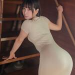 「ちゃんと起きれた〜？」 純米あやの、ボディコンシャスなベージュワンピで魅せる、至高の“砂時計ライン”と振り返り美人の誘惑！