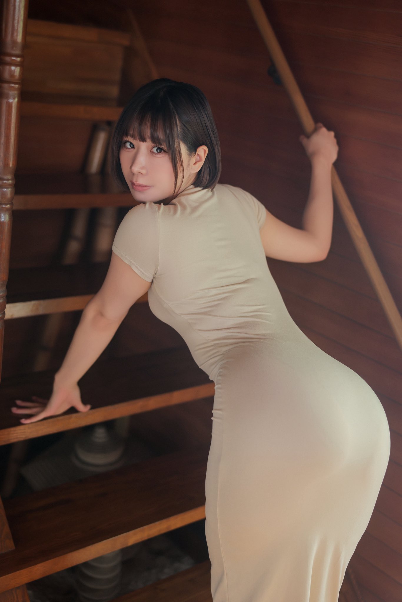 「ちゃんと起きれた〜？」 純米あやの、ボディコンシャスなベージュワンピで魅せる、至高の“砂時計ライン”と振り返り美人の誘惑！