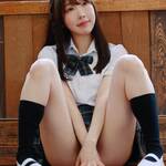 「おはよっ🎵」 七海まり、清楚な白シャツ×チェックスカートの“制服姿”で魅せる、無防備な座りポーズと透明感あふれる美脚！