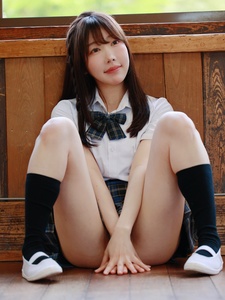 「おはよっ🎵」 七海まり、清楚な白シャツ×チェックスカートの“制服姿”で魅せる、無防備な座りポーズと透明感あふれる美脚！