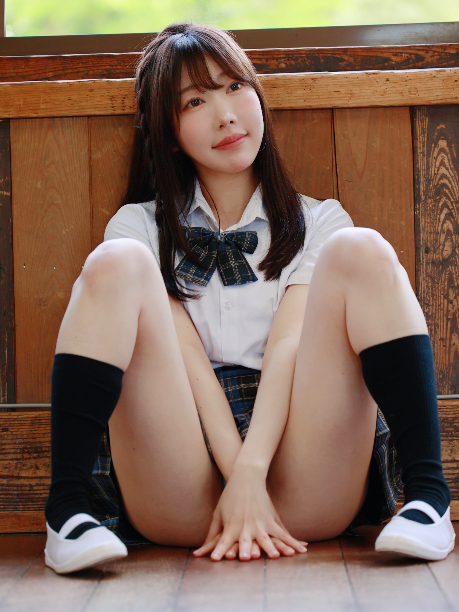 「おはよっ🎵」 七海まり、清楚な白シャツ×チェックスカートの“制服姿”で魅せる、無防備な座りポーズと透明感あふれる美脚！