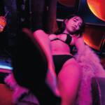 「はい、ボーナス」 天羽希純、妖艶なネオンの下で魅せる“極限アンダーバスト”と至高の女王様オーラ！