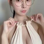 「二度寝しちゃうまえに🐈」 木村絵里子、丸メガネ×極限センターオープンの純白衣装で魅せる、至高のバストラインと知的な美貌！