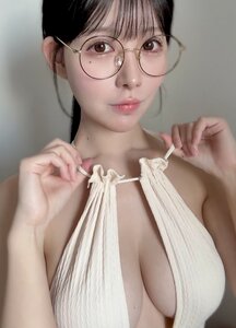 「二度寝しちゃうまえに🐈」 木村絵里子、丸メガネ×極限センターオープンの純白衣装で魅せる、至高のバストラインと知的な美貌！